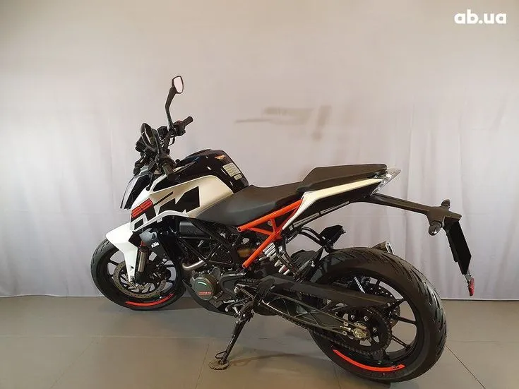 KTM 125 Image 6